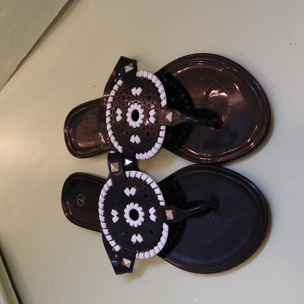 Women's Jelly black and white tribal size 7 sandal